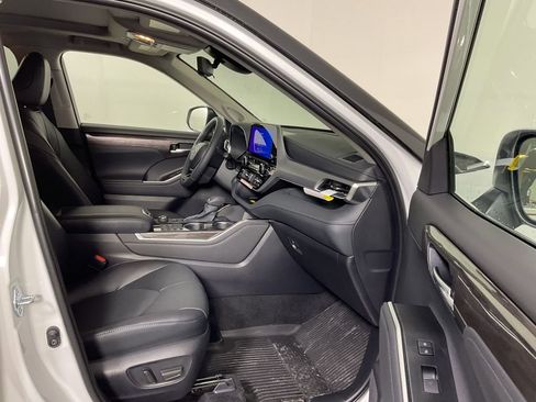 New 2026 Toyota Highlander Platinum image 24