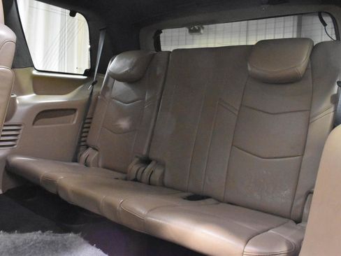 Used 2019 Cadillac Escalade Platinum image 6
