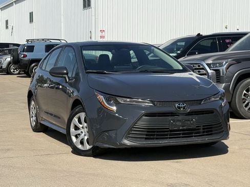 Used 2025 Toyota Corolla LE FWD image 2