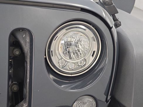 Used 2017 Jeep Wrangler Rubicon w/ Power Convenience Group image 28