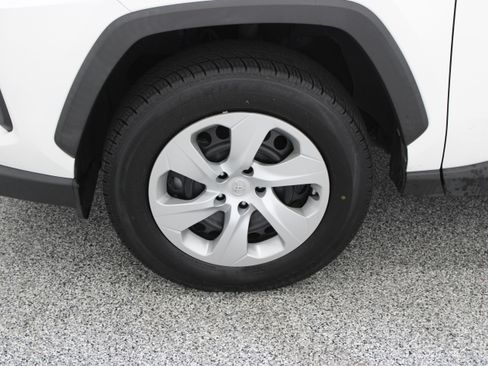 Used 2020 Toyota RAV4 LE FWD image 11