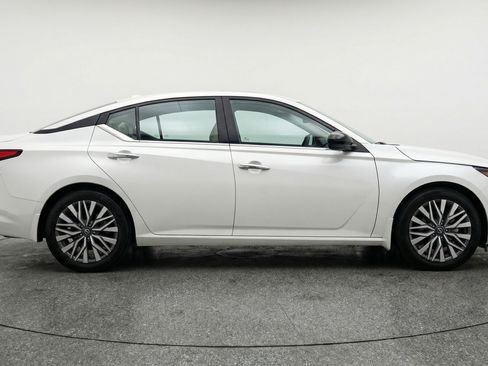 Used 2025 Nissan Altima 2.5 SV image 11