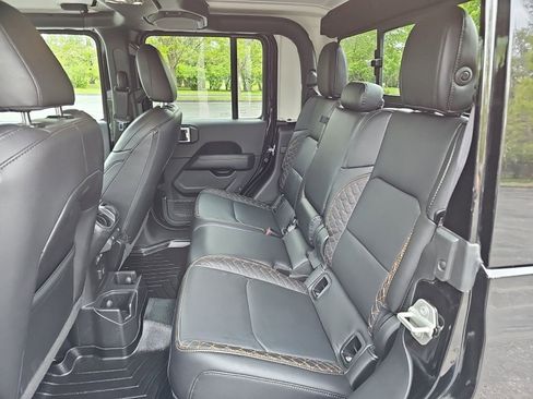 Used 2023 Jeep Gladiator Overland AWD/4WD image 18