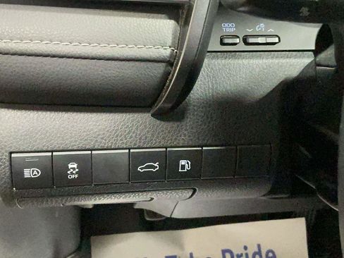 Used 2018 Toyota Camry SE image 19