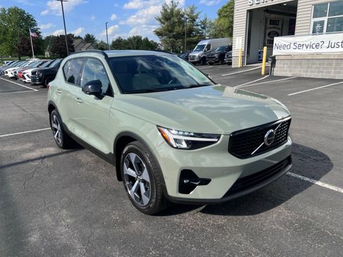 Used 2023 Volvo XC40 B5 Plus w/ Driver Assist Package AWD/4WD image 7