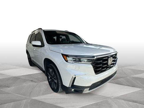 Used 2025 Honda Pilot Touring image 2