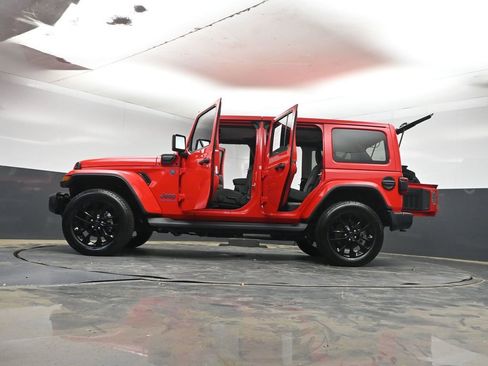 Used 2025 Jeep Wrangler Unlimited Sahara AWD/4WD image 44