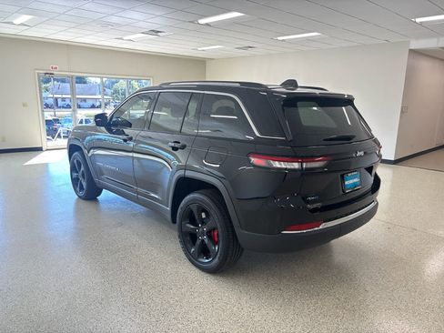 Used 2022 Jeep Grand Cherokee Limited 4xe image 9