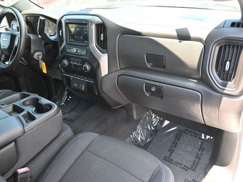 Used 2019 Chevrolet Silverado 1500 Custom w/ Custom Convenience Package RWD image 9