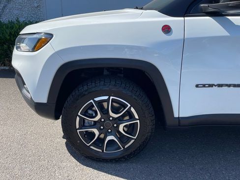 Used 2025 Jeep Compass Trailhawk AWD/4WD image 12