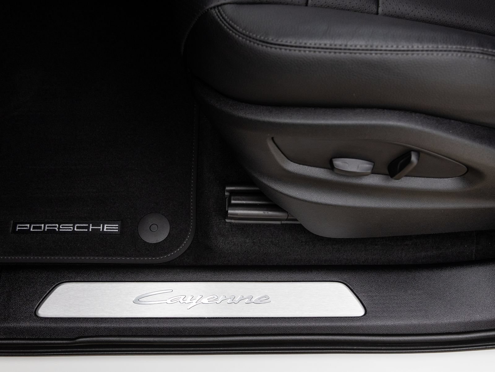Certified 2025 Porsche Cayenne AWD/4WD image 22