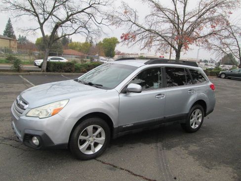 Used 2013 Subaru Outback 2.5i Premium AWD/4WD image 1