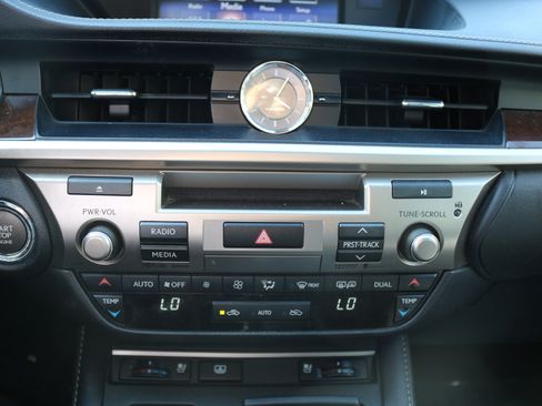 Used 2016 Lexus ES 350 w/ Luxury Package w/Wood Trim image 25