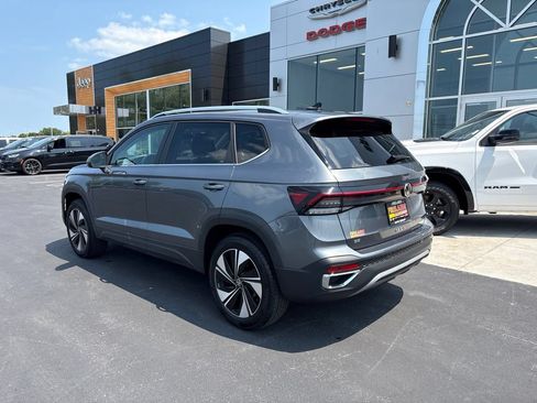 Used 2025 Volkswagen Taos SE AWD/4WD image 3