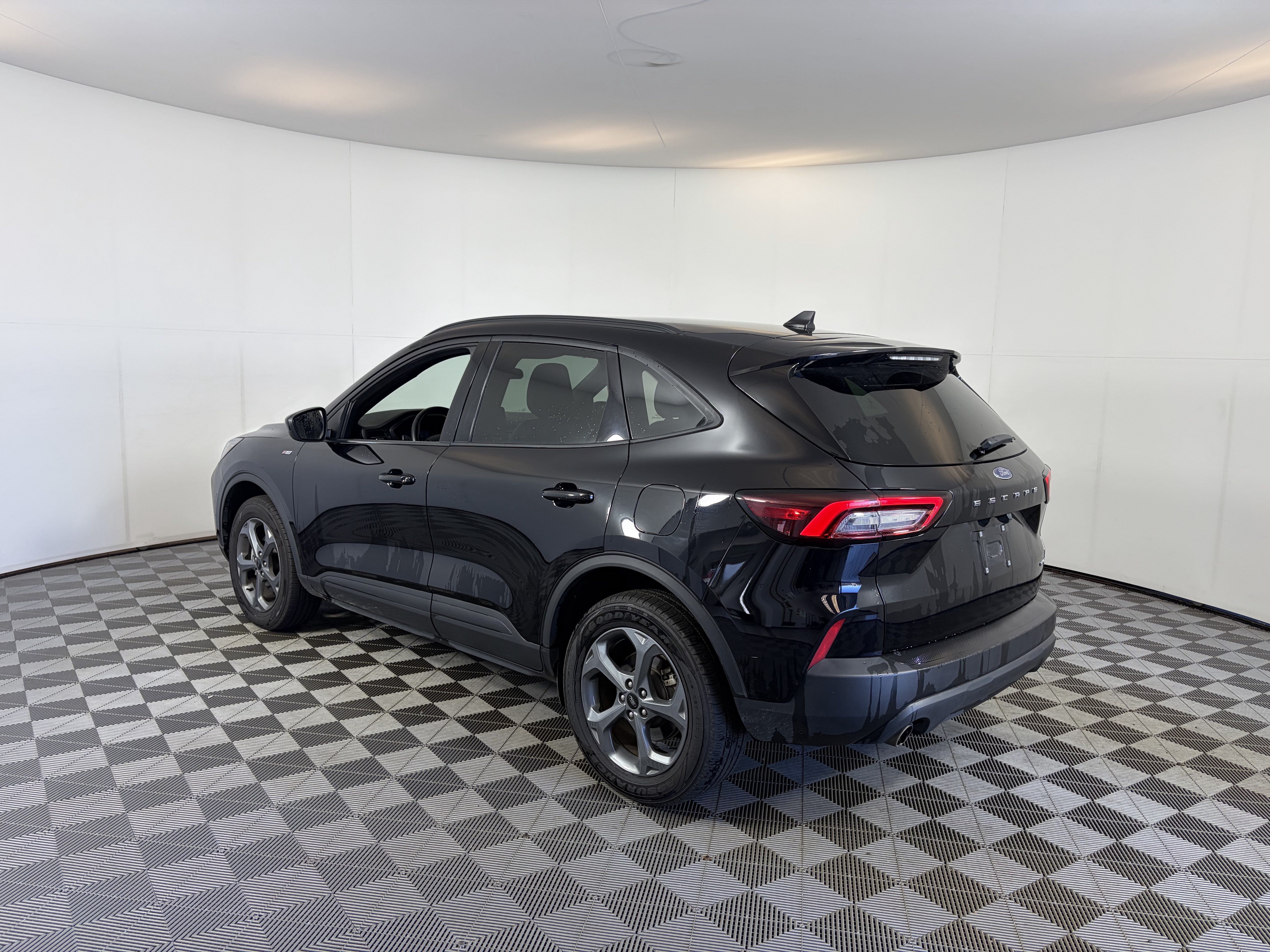 Used 2025 Ford Escape ST-Line Select AWD/4WD image 8