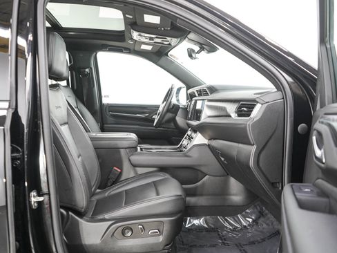 Used 2022 GMC Yukon Denali w/ Denali Premium Package AWD/4WD image 11