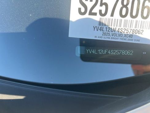 Certified 2025 Volvo XC40 B5 Ultra w/ Climate Package AWD/4WD image 29