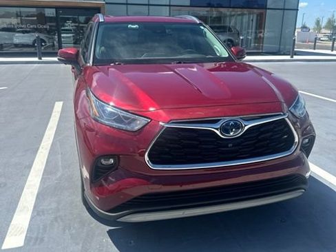 Used 2023 Toyota Highlander Platinum FWD image 2