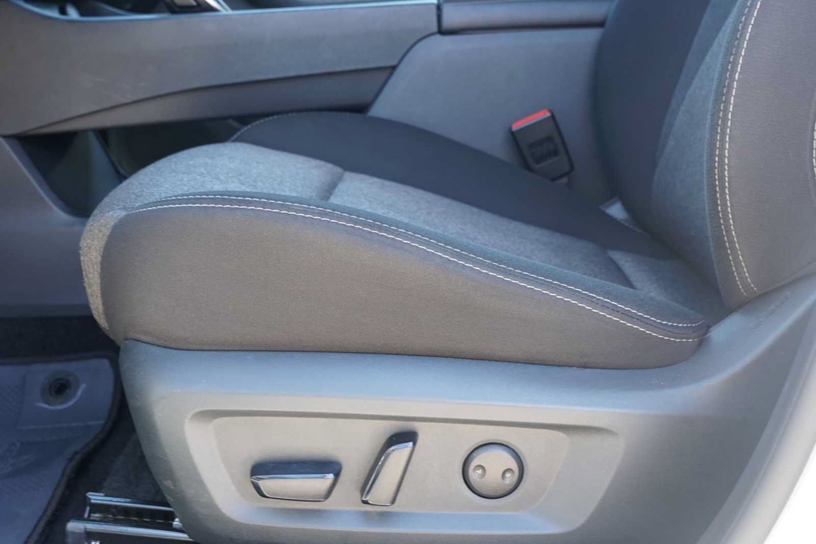 Used 2025 Nissan Rogue SV FWD image 17