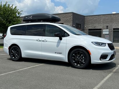 New 2025 Chrysler Pacifica Select w/ Fav Edition Package
