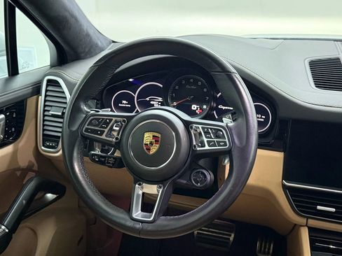 Used 2020 Porsche Cayenne Turbo image 22