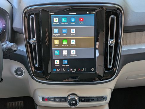 Used 2024 Volvo XC40 B5 Plus image 25