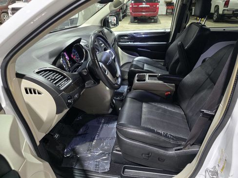 Used 2016 Chrysler Town & Country Touring-L w/ Driver Convenience Group FWD image 22