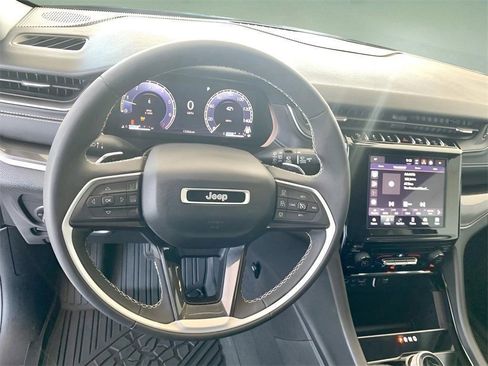 Used 2023 Jeep Grand Cherokee Laredo image 31