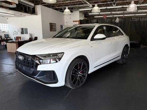 Used 2019 Audi Q8 Prestige w/ Luxury Package AWD/4WD image 4
