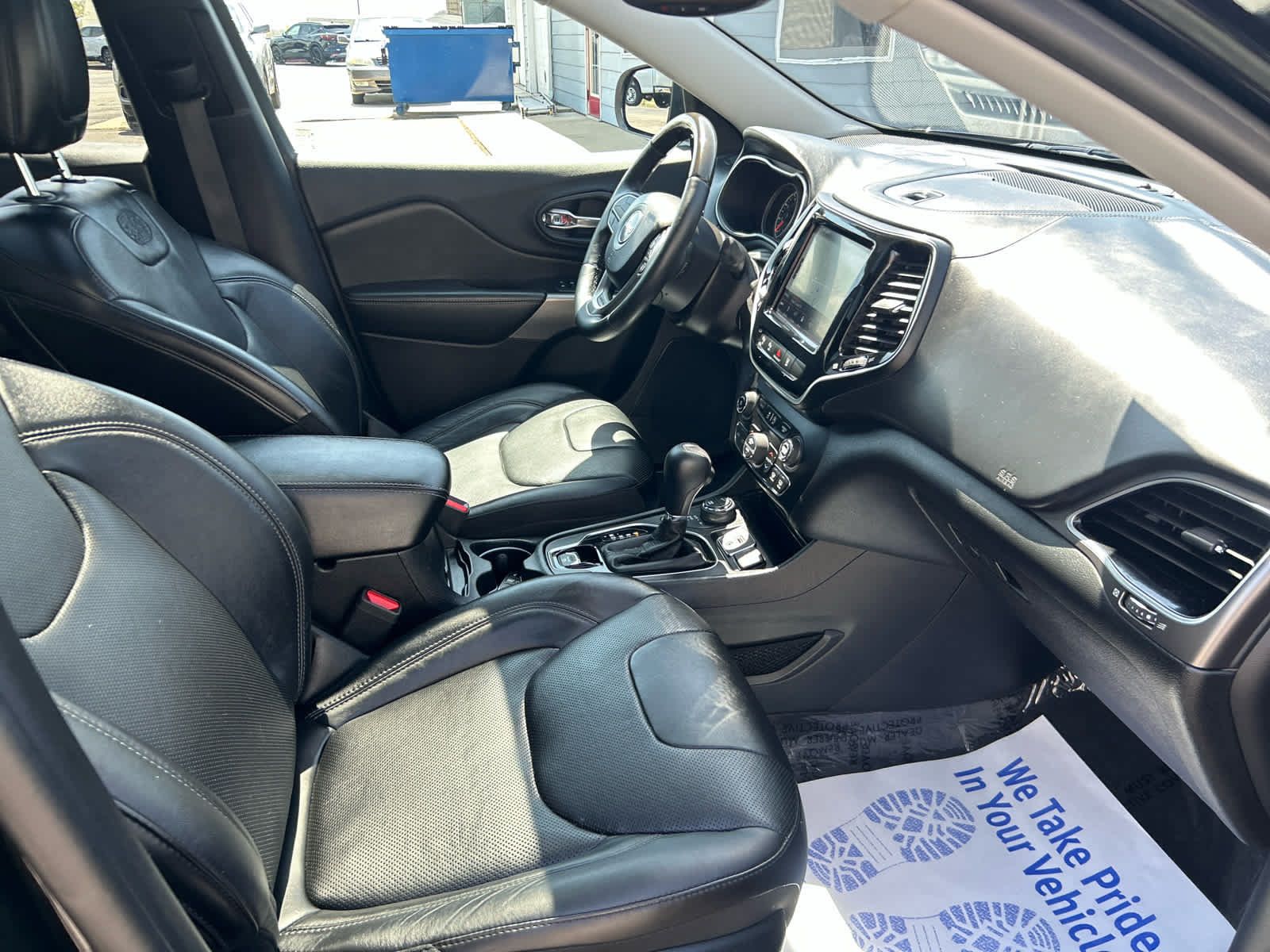 Used 2019 Jeep Cherokee Overland w/ Technology Group AWD/4WD image 29