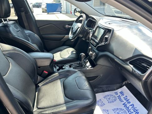 Used 2019 Jeep Cherokee Overland w/ Technology Group AWD/4WD image 29
