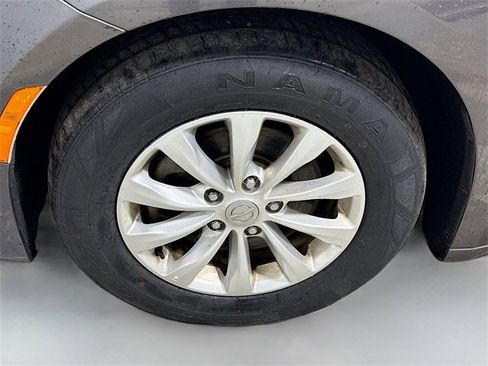 Used 2018 Chrysler Pacifica Touring-L image 30