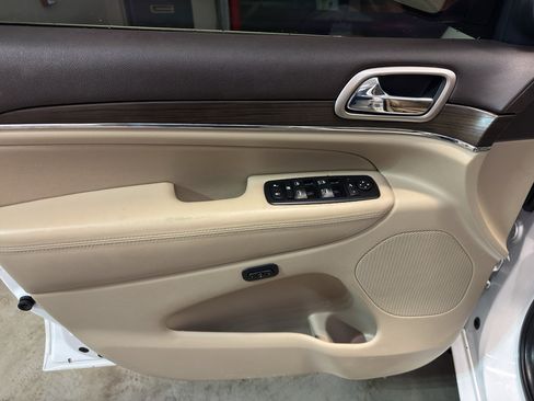 Used 2017 Jeep Grand Cherokee Overland image 14