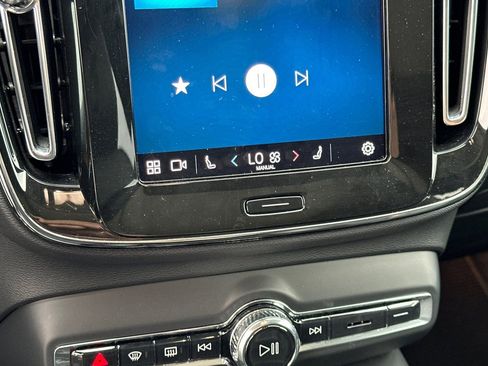 Used 2025 Volvo XC40 B5 Plus image 20