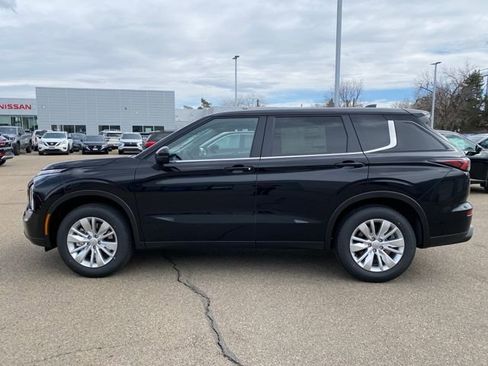 New 2026 Mitsubishi Outlander ES image 2