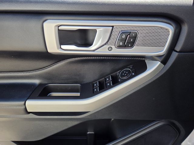 Used 2022 Ford Explorer Limited w/ Equipment Group 301A AWD/4WD image 18