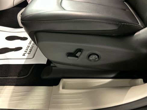 Used 2023 Chrysler Pacifica Touring-L image 12