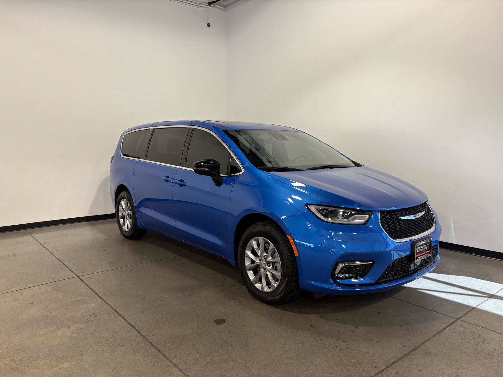 Used 2026 Chrysler Pacifica Limited AWD/4WD image 1
