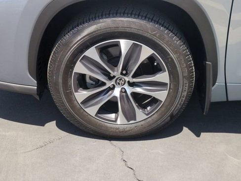 Used 2021 Toyota Highlander XLE AWD/4WD image 9