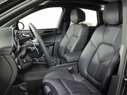 Certified 2025 Porsche Macan image 5