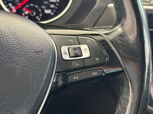 Used 2018 Volkswagen Tiguan SEL AWD/4WD image 21