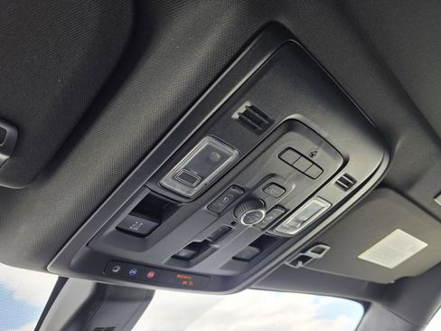 Used 2021 Chevrolet Tahoe Premier w/ Premium Package image 33