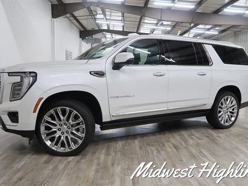 Used 2025 GMC Yukon XL Denali w/ Denali Reserve Package image 5
