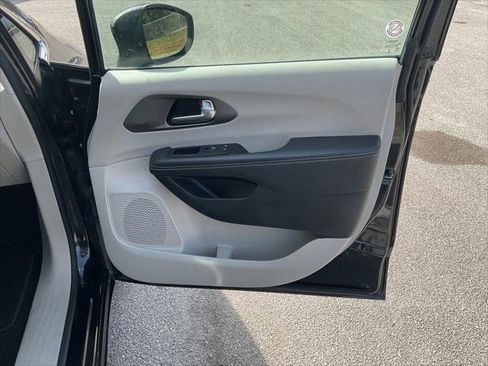 Used 2023 Chrysler Pacifica Touring-L image 36