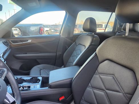 Used 2025 Volkswagen Atlas SE image 17