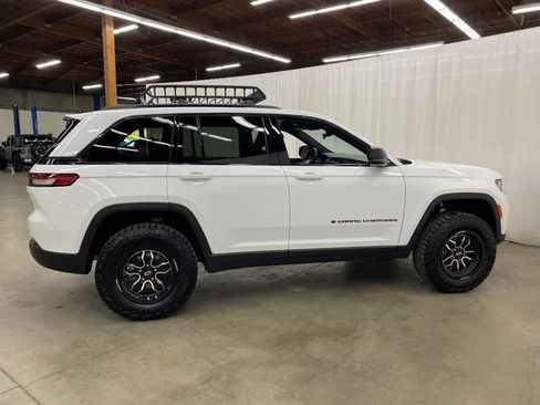 Used 2025 Jeep Grand Cherokee Altitude AWD/4WD image 6