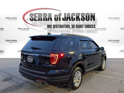 Used 2018 Ford Explorer XLT image 5