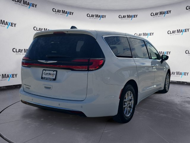 Used 2025 Chrysler Pacifica Select FWD image 5