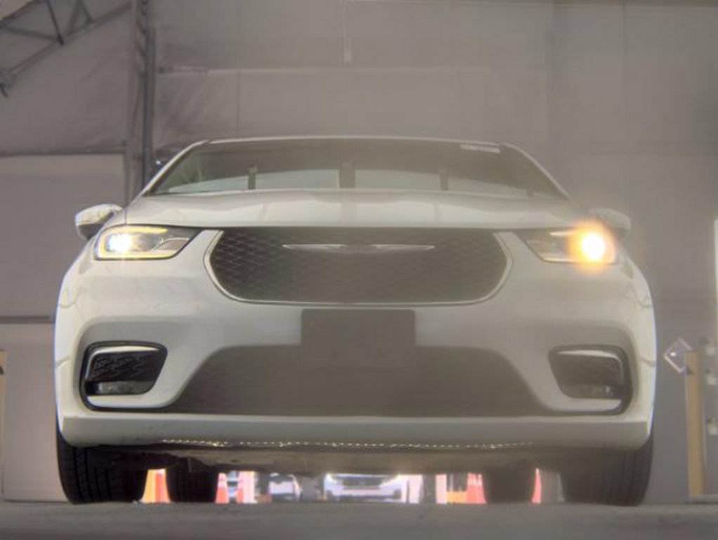 Used 2023 Chrysler Pacifica Limited FWD image 4