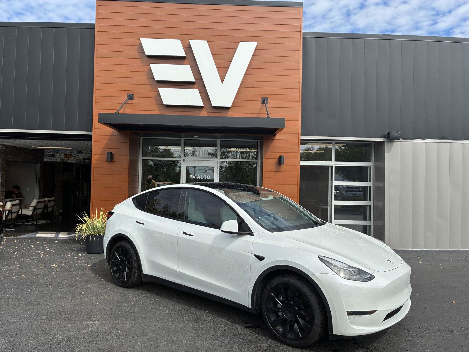 Used 2021 Tesla Model Y Long Range AWD/4WD image 1